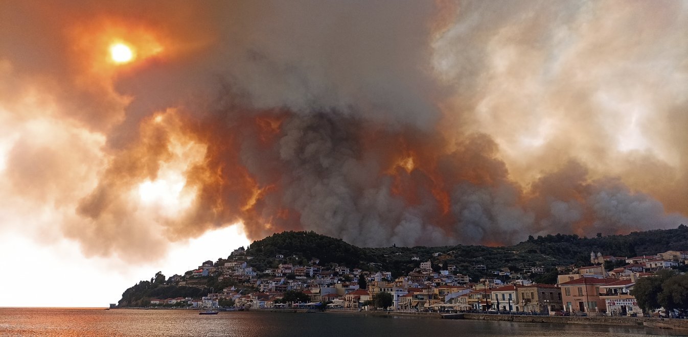 Λίμνη Εύβοιας -Φωτιά τώρα: Δύσκολη νύχτα- Εκκενώθηκαν χωριά- Έλλειψη ορατότητας κρατούν καθηλωμένα τα εναέρια μέσα (vid)