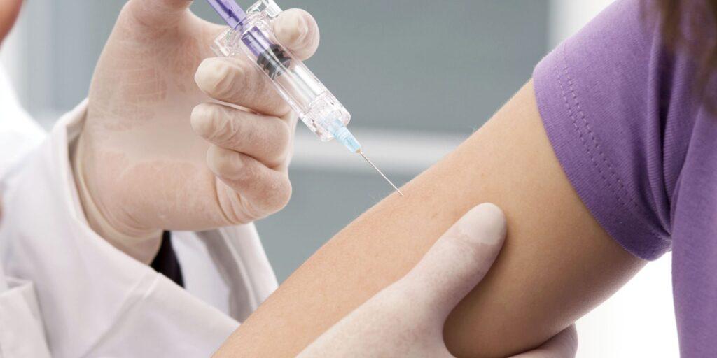 Κορονoϊός: Η Τσεχία ξεκινά την τρίτη δόση εμβολίου σε όλους