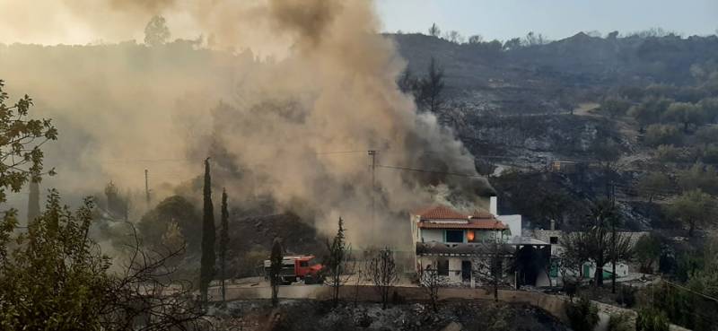 Φωτιά τώρα στη Μεσσηνία: Μαίνεται η πυρκαγιά – Κάηκαν σπίτια σε Βασιλίτσι- Λιβαδάκια και Μεμί (vid)