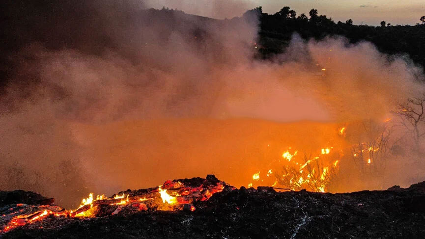 Φωτιά τώρα στην Ηλεία: Εντολή για εκκένωση του χωριού Κορυφή – Ακούστηκαν εκρήξεις