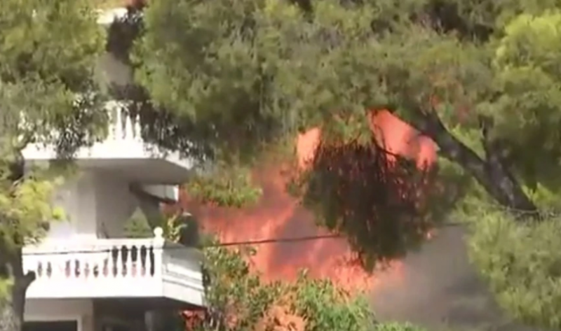 Φωτιά τώρα- Βαρυμπόμπη: Κάηκαν 80 σπίτια στον έως τώρα απολογισμό -Με ανέμους 2 και 3 μποφόρ