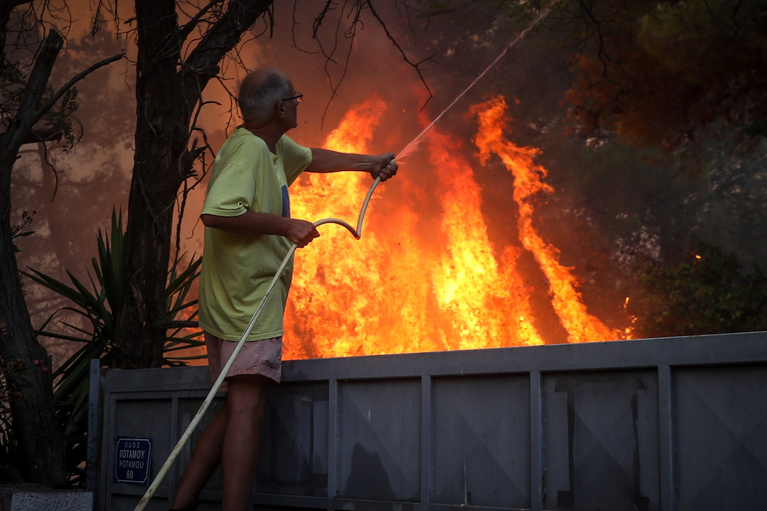 Φωτιά στην Βαρυμπόμπη: Προσοχή! Έκτακτες διακοπές νερού από την ΕΥΔΑΠ