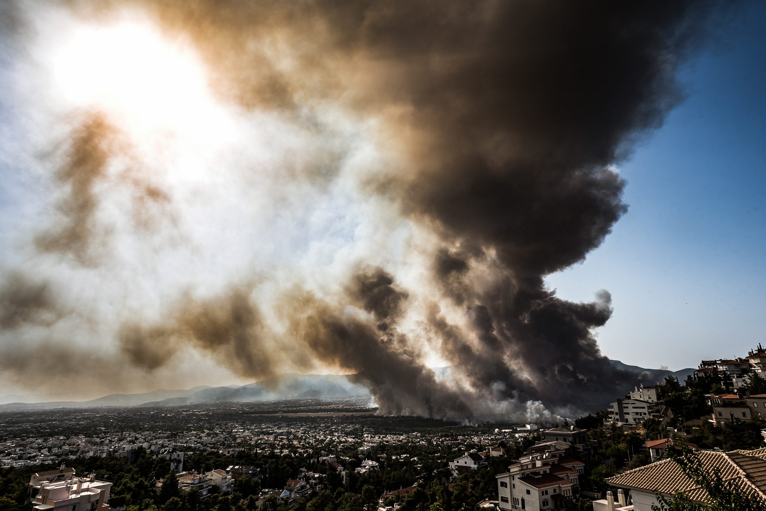 Φωτιά στην Βαρυμπόμπη: Απίστευτα αποπνικτική η ατμόσφαιρα στην Αθήνα (video)