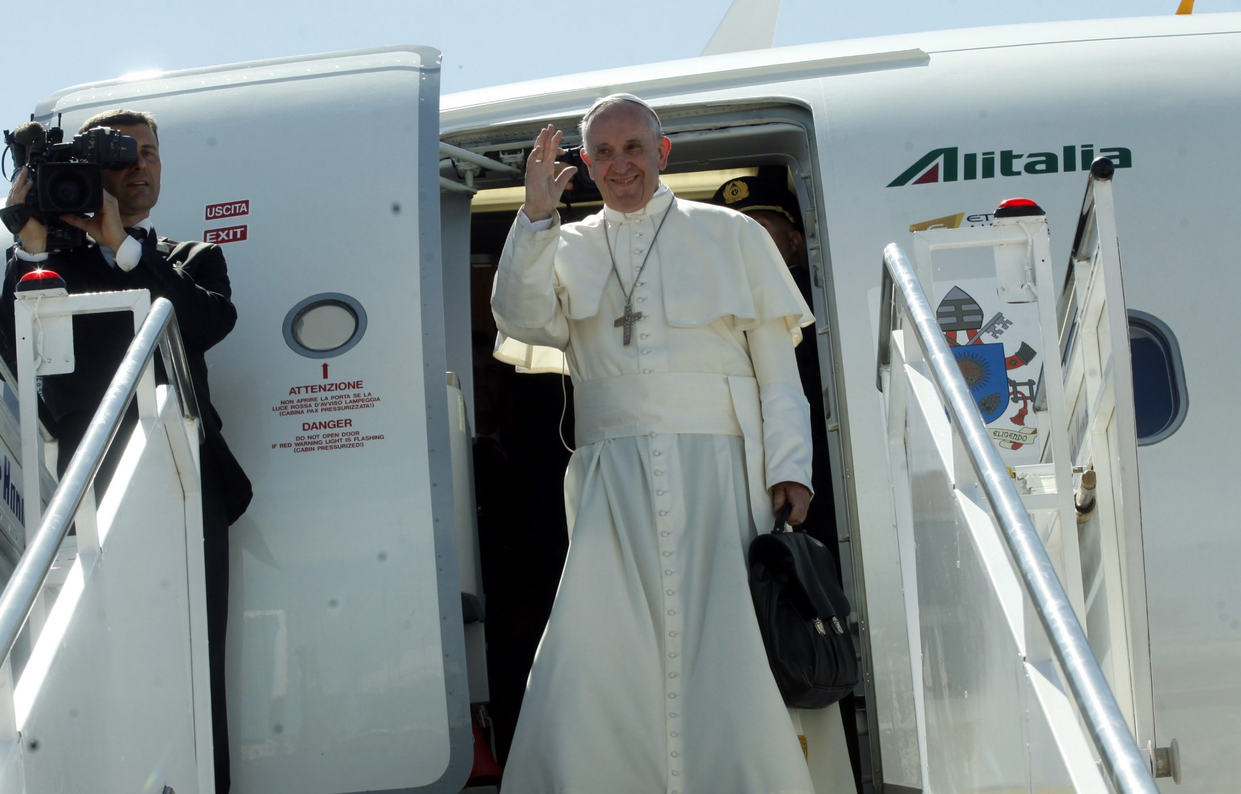 Ο Πάπας Φραγκίσκος αποχαιρετά την Ελλάδα