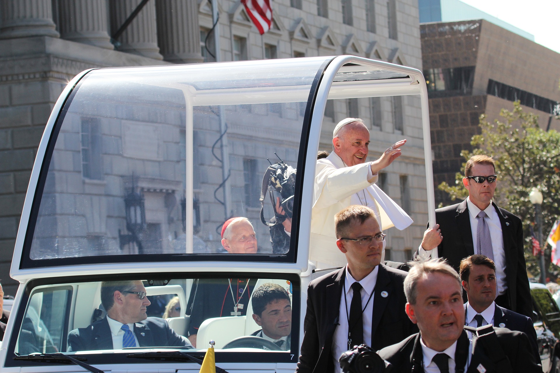 Ο πάπας Φραγκίσκος ζήτησε τεκίλα για να του… περάσει το γόνατο
