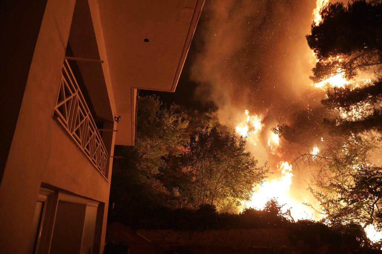Φωτιά στην Αττική: Καίγονται σπίτια σε Βαρυμπόμπη και Θρακομακεδόνες – Εφιαλτικές εικόνες