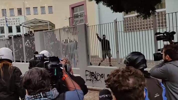 Σταυρούπολη: Σοκαριστικό βίντεο από την επίθεση των φασιστών σε μαθητές μέσα στο σχολείο