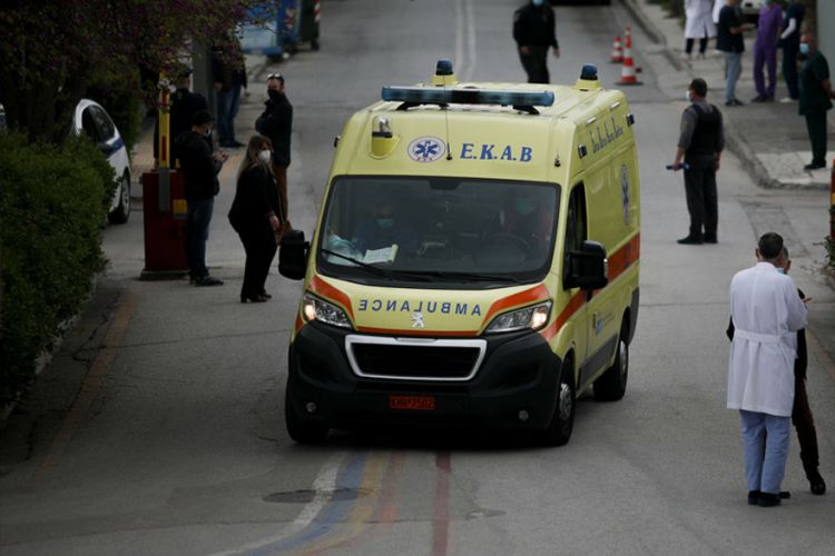 Αργησε το ασθενοφόρο και γυναίκα 63 ετών πέθανε στο πεζοδρόμιο