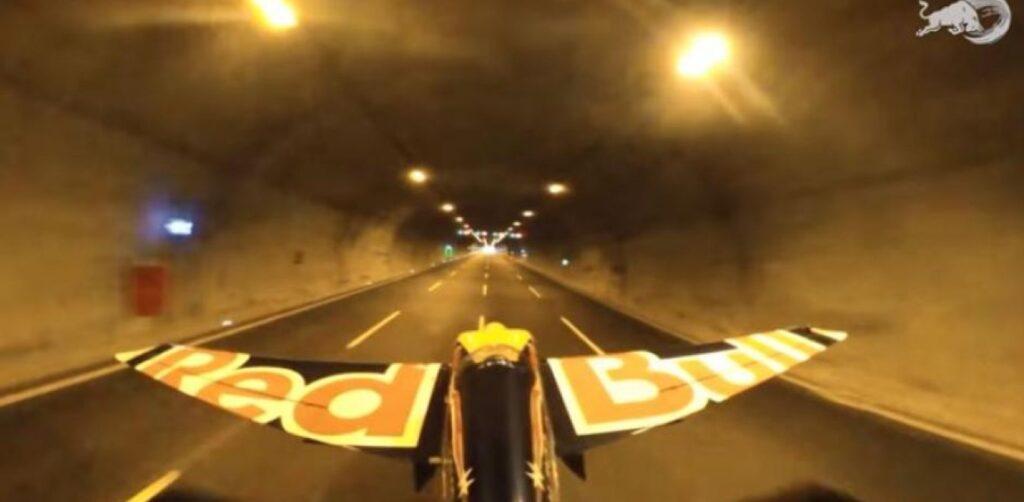 Πιλότος έκανε ρεκόρ Γκίνες πετώντας… μέσα σε τούνελ(vid)