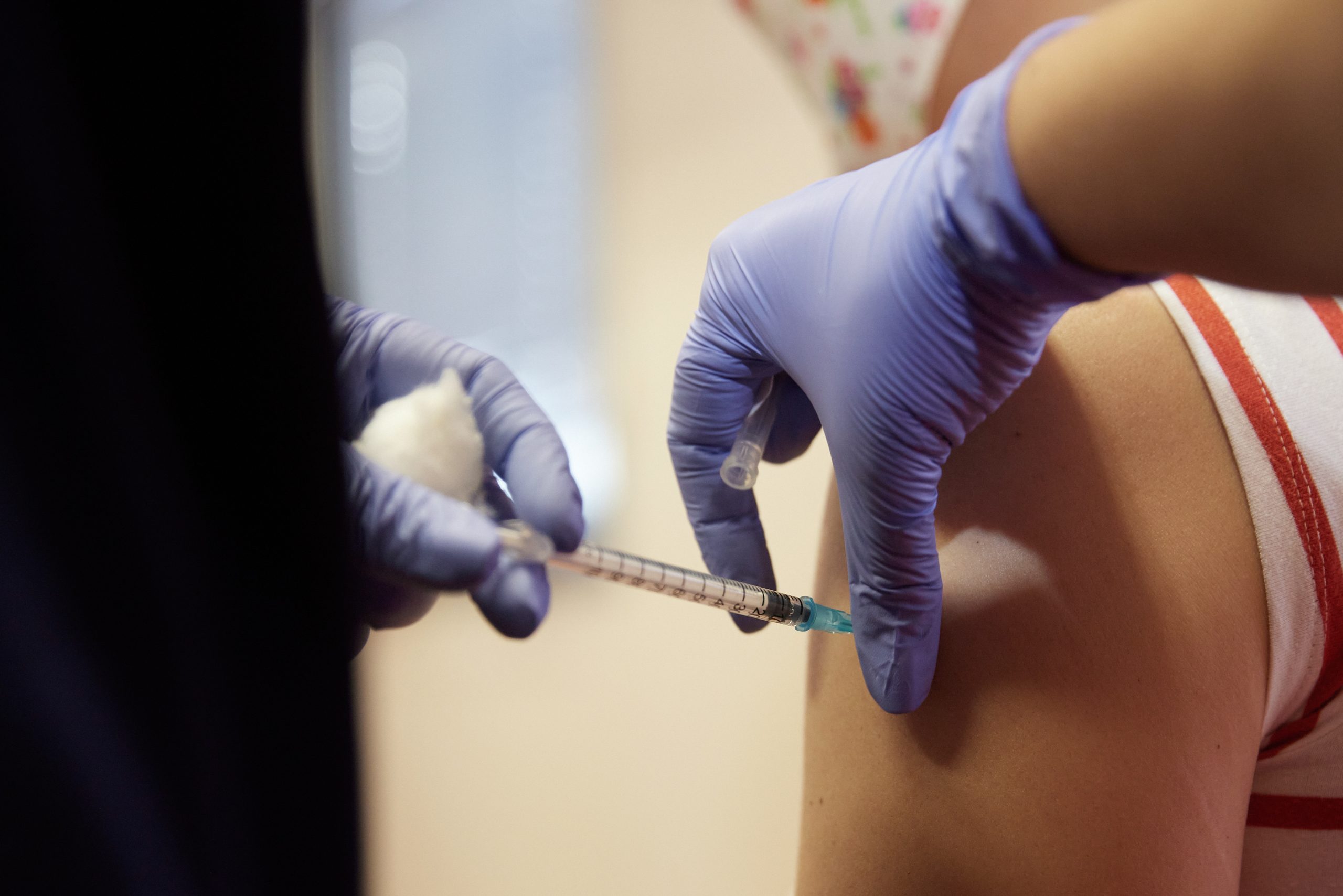 Κορονοϊός: Τρόμος από τα χιλιάδες κρούσματα και πάνω από 200% αύξηση στα ραντεβού εμβολιασμών