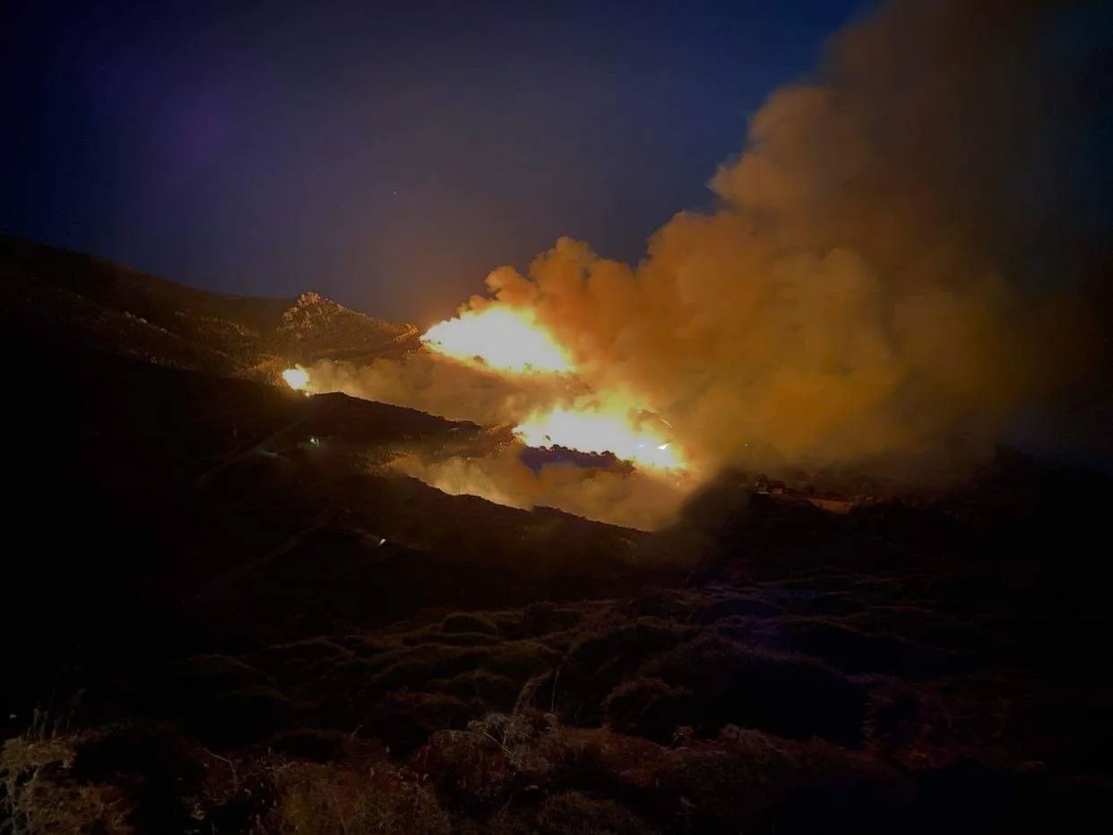 Φωτιά τώρα στην Εύβοια: Πυρκαγιά στο Θύμη Καρύστου – Δίπλα στον οικισμό Πρινιά οι φλόγες