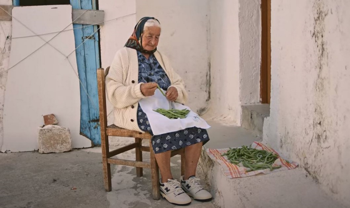 Ασυναγώνιστο! Νεοϋρκέζικος οίκος μόδας διαφημίζει ρούχα με κλαρίνα και γιαγιά που καθαρίζει φασολάκια!
