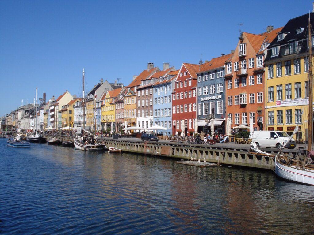 Κορονοϊός: Επιστροφή στην κανονικότητα για τη Δανία