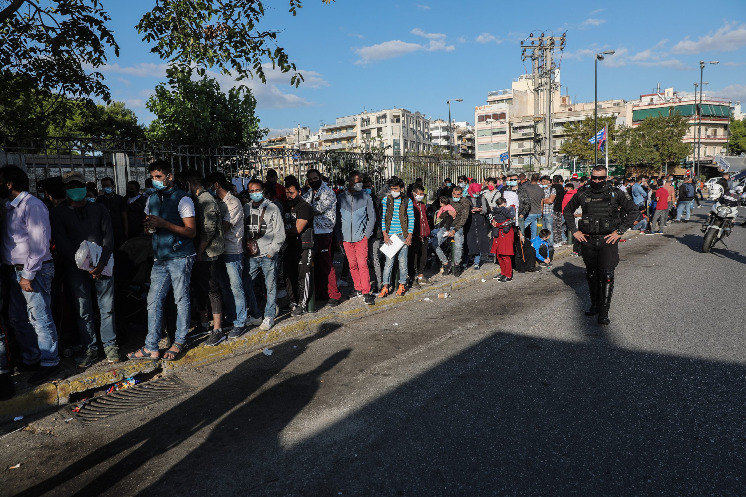 Κορονοϊός: Εμβολιαστική καμπάνια μόνο για… Έλληνες – «Αποκλεισμένοι» πρόσφυγες και μετανάστες – Καταγγελίες για συλλήψεις