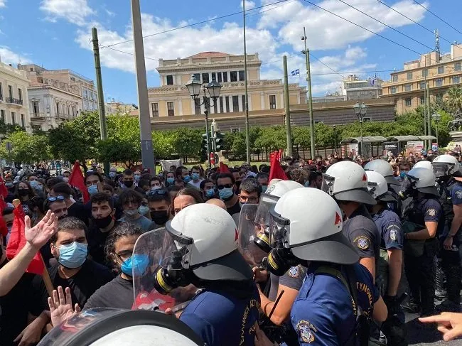 Επεισόδια τώρα στο κέντρο της Αθήνας: Ένταση και χημικά σε φοιτητικό συλλαλητήριο