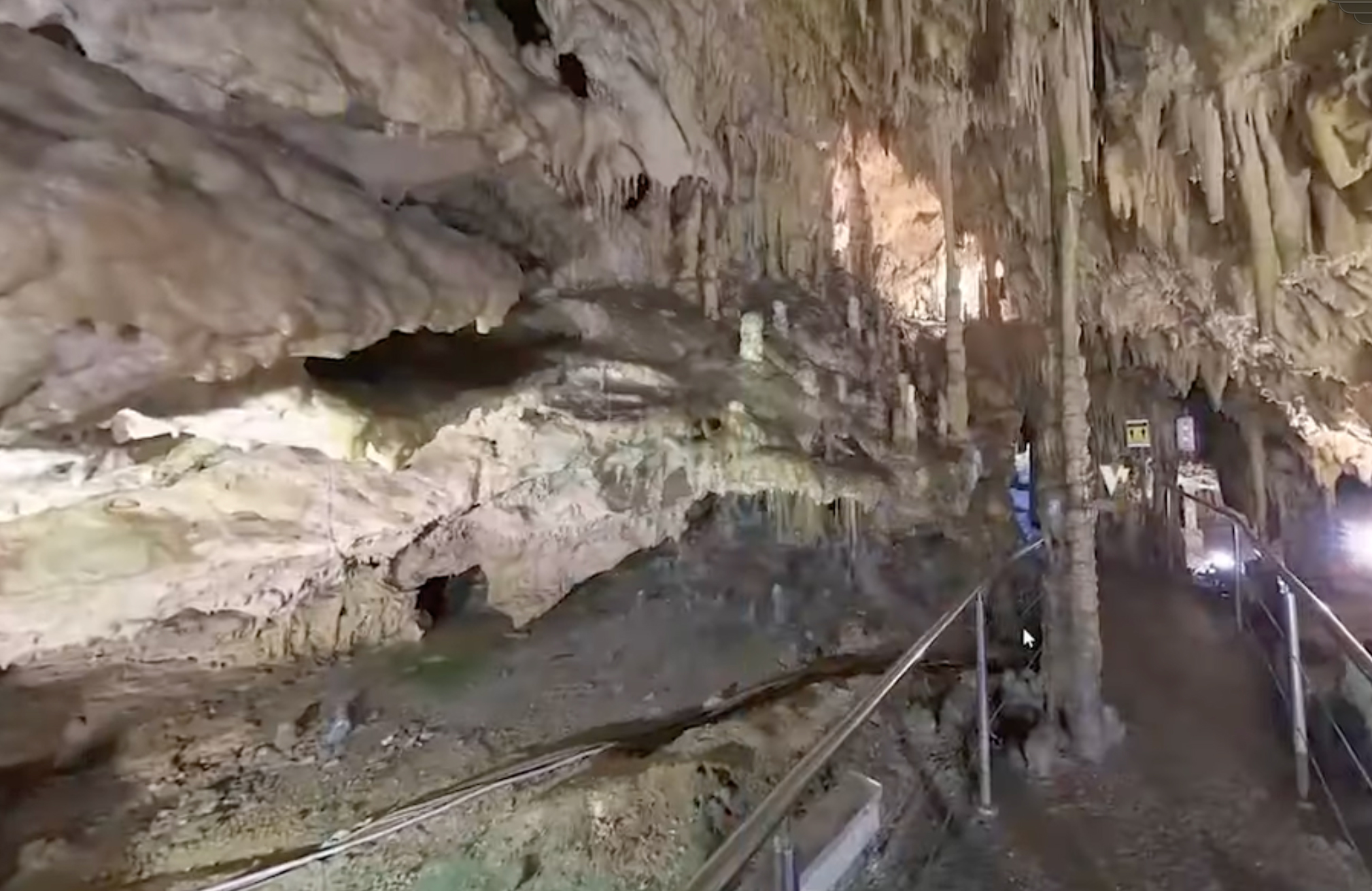 Βόλτα στο σπήλαιο του Διρού από τον καναπέ σας