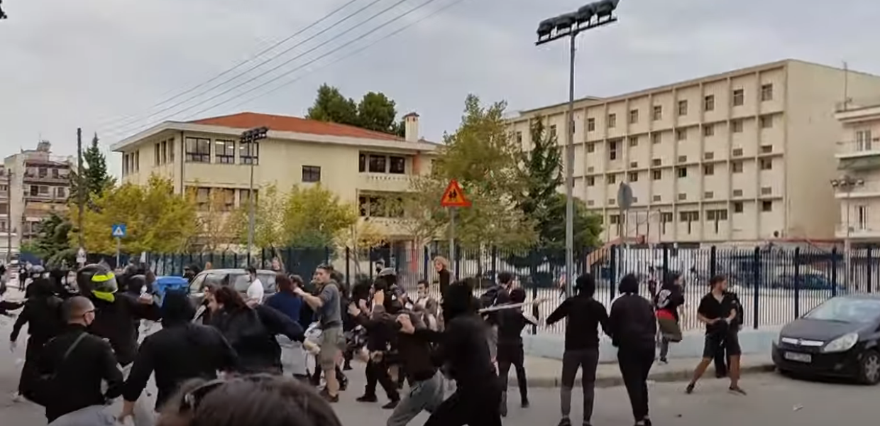 Θεσσαλονίκη: Επεισόδια ακροδεξιών με πέτρες και καδρόνια έξω από σχολείο!
