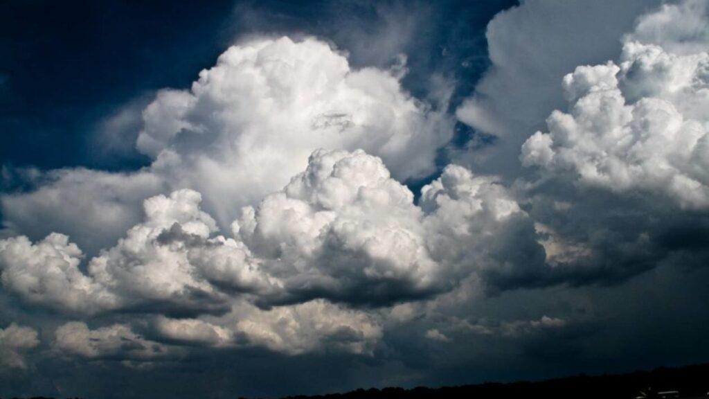 Έκτακτο δελτίο καιρού για καταιγίδες και χαλάζι: Πότε θα κάνει “βουτιά” ο υδράργυρος