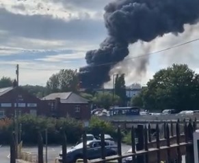 Βρετανία: Εκρήξεις και μεγάλη φωτιά σε βιομηχανία – Μαύρος καπνός έχει σκεπάσει το Κίντερμινστερ (vids)