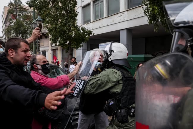 ΣΥΡΙΖΑ: Με υπογραφή Μητσοτάκη η απρόκλητη επίθεση των ΜΑΤ στην αντιφασιστική συγκέντρωση