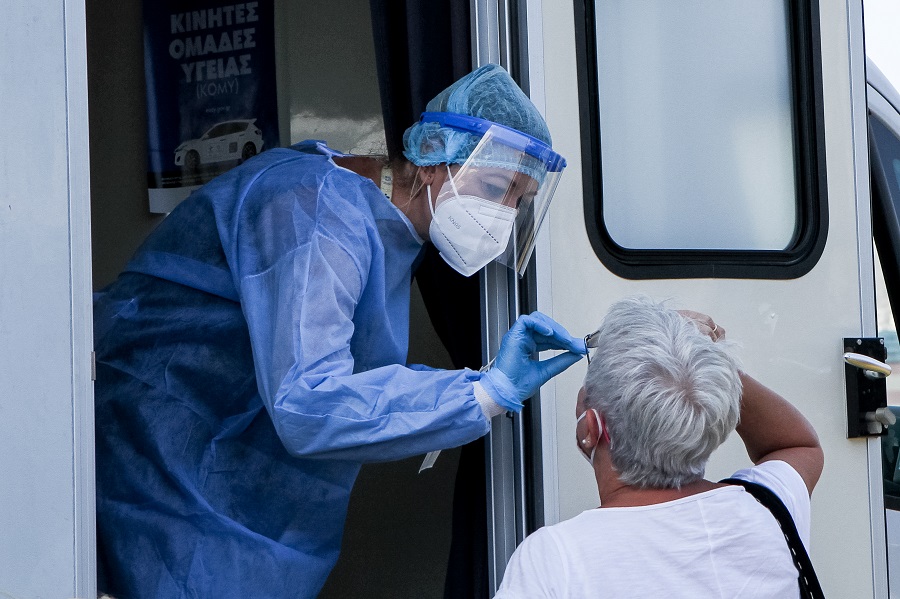 Κορονοϊός: Αύξηση κατά 1500 τα κρούσματα στους ηλικιωμένους τη τελευταία εβδομάδα – 525.000 παραμένουν ανεμβολίαστοι