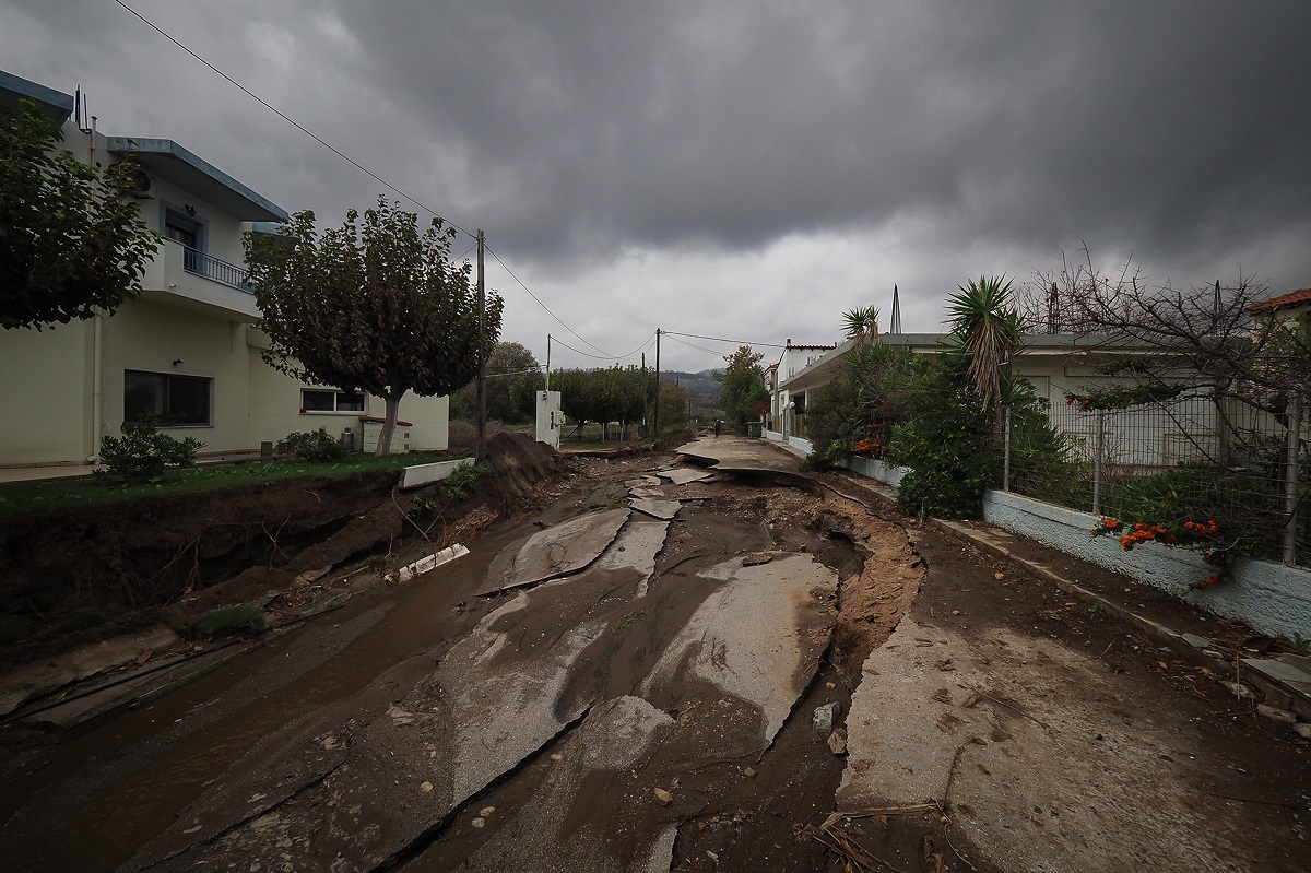 Κακοκαιρία «Μπάλλος»: Φούσκωσε ποτάμι στην Εύβοια – Πλημμύρισαν σπίτια