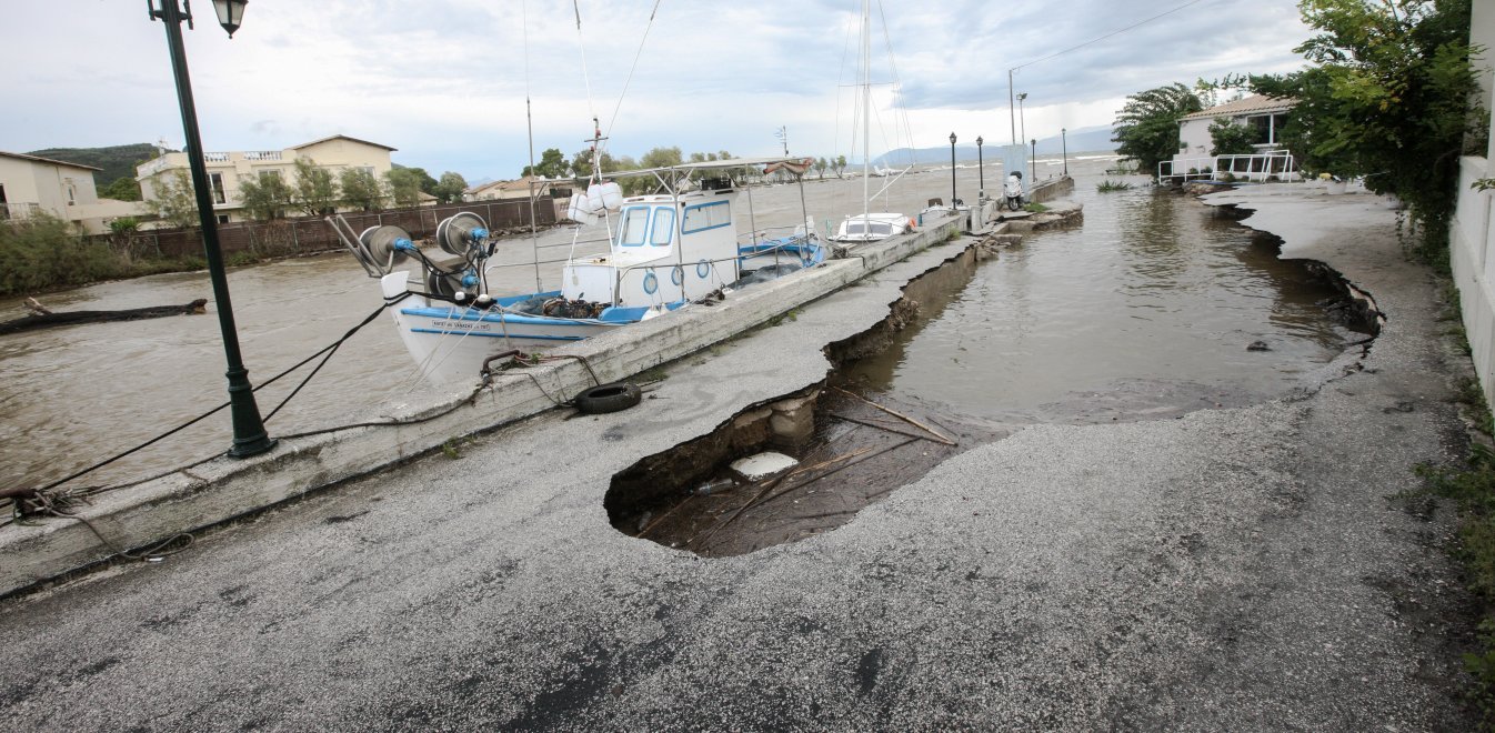 Πλημμύρες – Κέρκυρα: Στη «μάχη» στρατιώτες και ναύτες – Τεράστιες οι καταστροφές