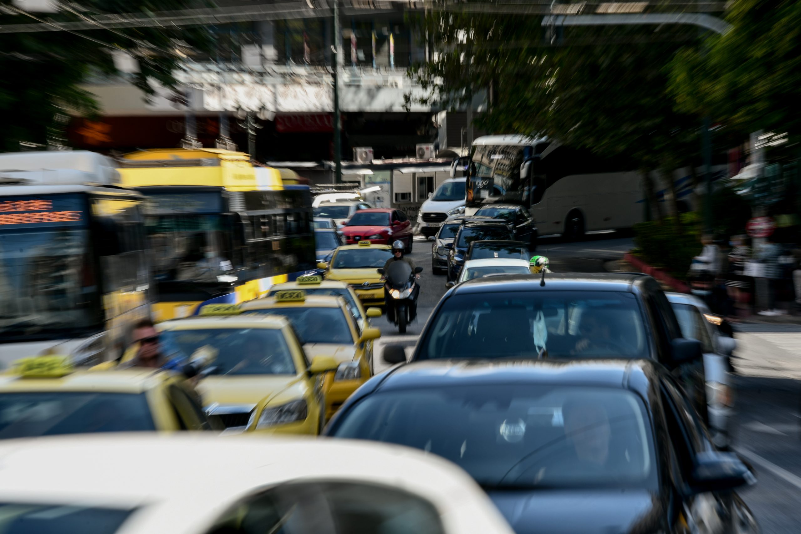 Κίνηση Αθήνα: Κυκλοφοριακό χάος στη Λεωφόρο Κηφισού από διαρροή πετρελαίου