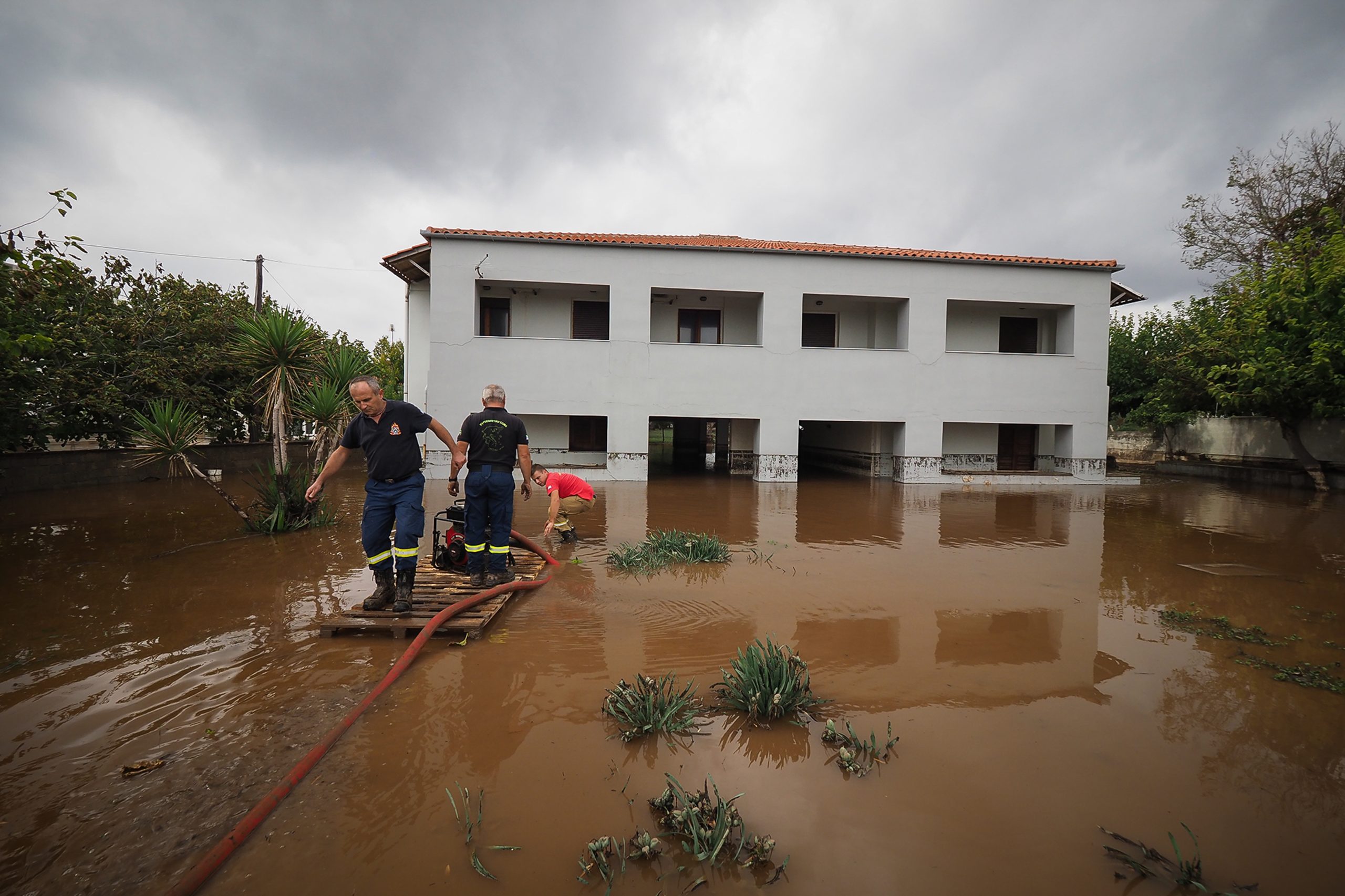 Κακοκαιρία «Αθηνά»: Δραματικές ώρες για τους κατοίκους στη Βόρεια Εύβοια – Πλημμύρες και κατολισθήσεις