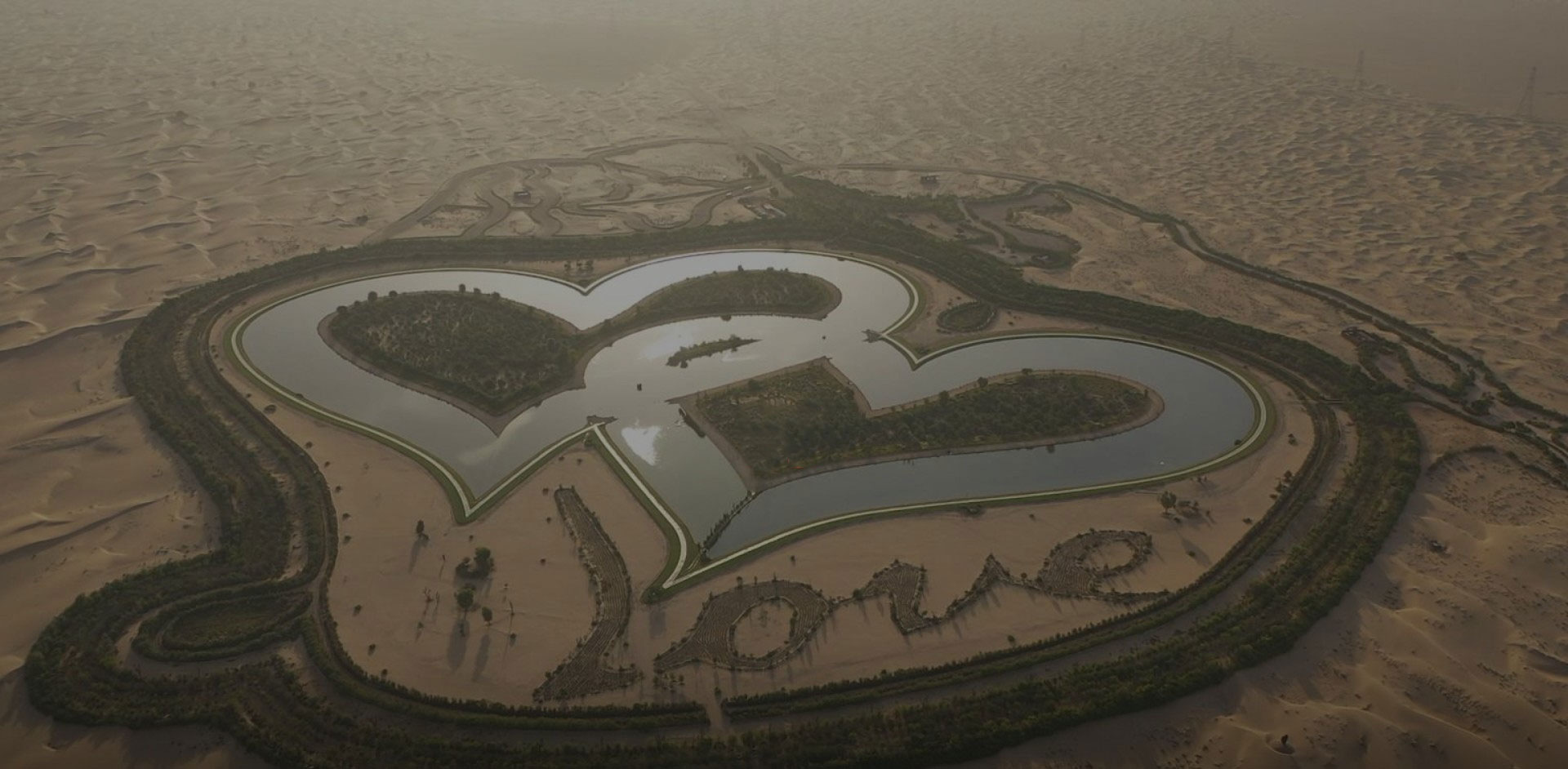 Οι τεχνητές λίμνες στην έρημο του Ντουμπάι (vid)