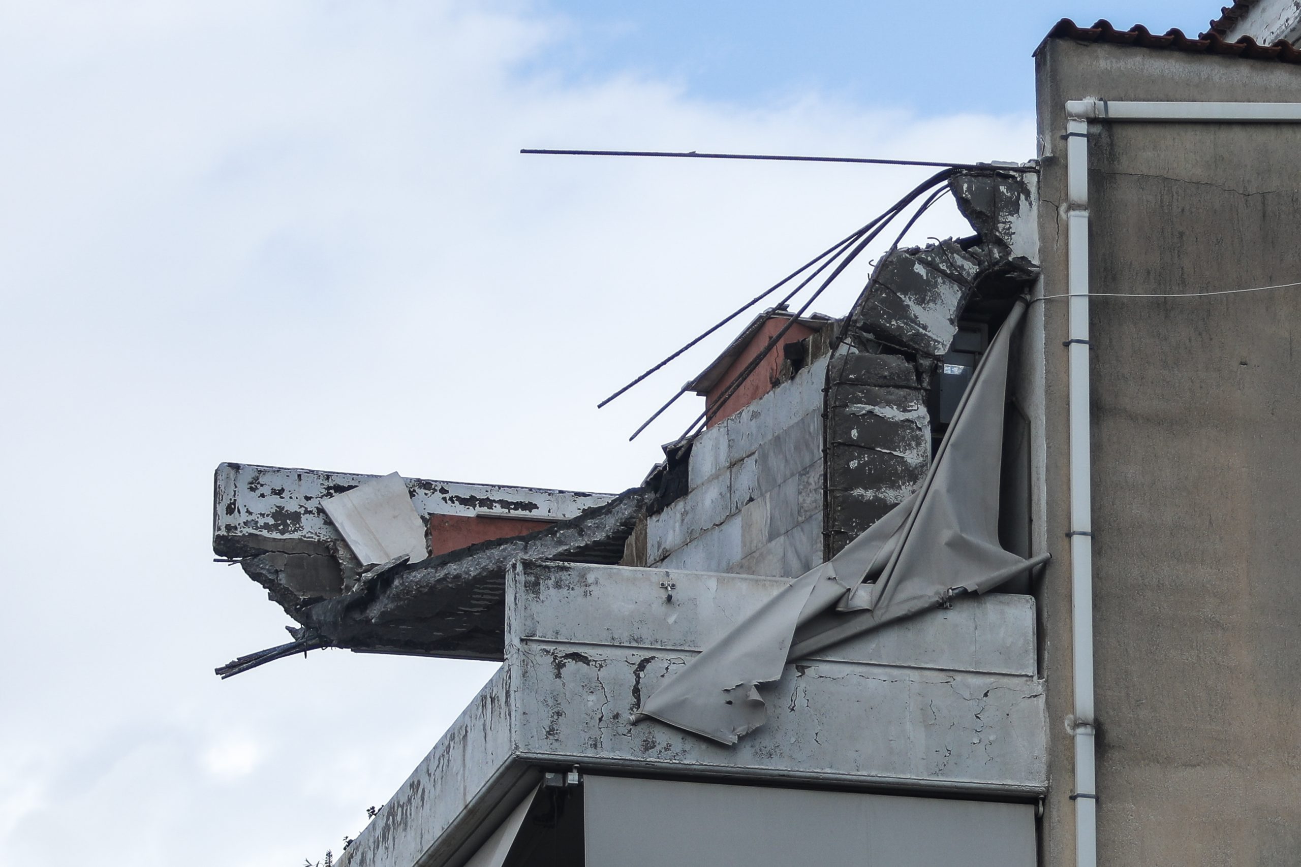 Καιρός: Απίστευτες εικόνες από το μπαλκόνι πολυκατοικίας στο Χαλάνδρι που κατέρρευσε!