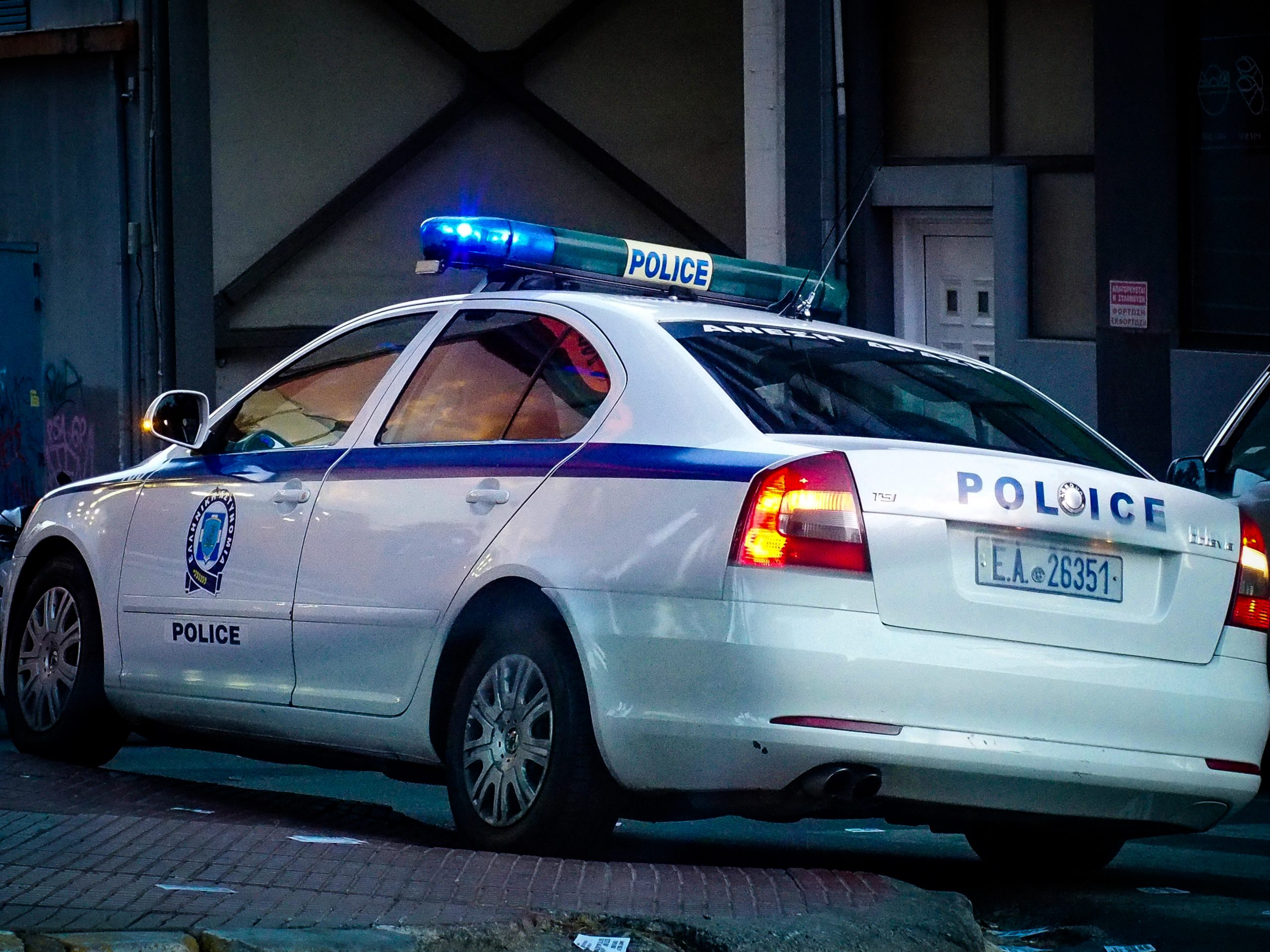 Επίθεση κουκουλοφόρων με μολότοφ στο αστυνομικό τμήμα της Ακρόπολης