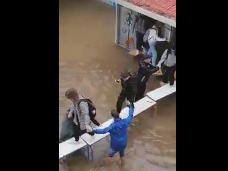 Κακοκαιρία «Μπάλλος»: Συγκλονιστικό βίντεο! Μαθητές πατούν στα θρανία στο πλημμυρισμένο  σχολείο | Eretikos.gr