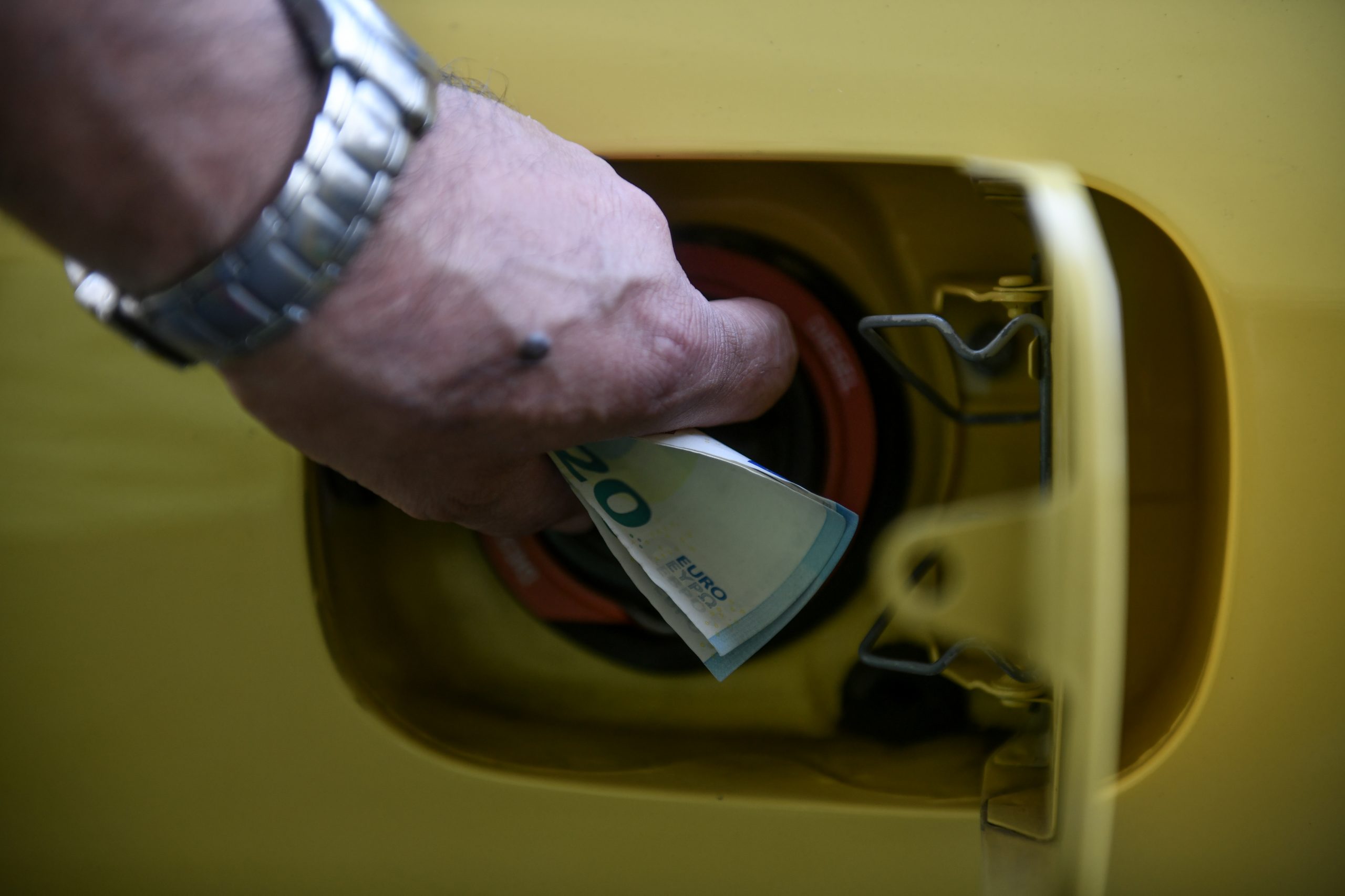 Εφιάλτης με τα καύσιμα! «Η βενζίνη θα ξεπεράσει τα 2,5 ευρώ» – Δέκα τρόποι για να εξοικονομήσετε χρήματα