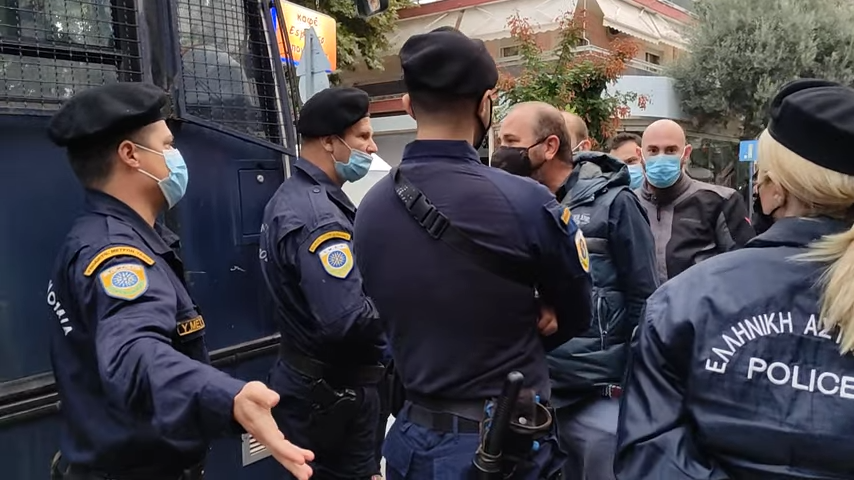 ΕΠΑΛ Σταυρούπολης: Αστυνομικοί απαγορεύουν σε γονείς να πλησιάσουν ενώ οι φασίστες σουλατσάρουν (vid)