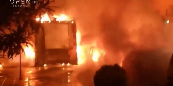 Πατήσια – Απορριμματοφόρο τυλίχθηκε στις φλόγες – Καταστράφηκαν 11 αυτοκίνητα
