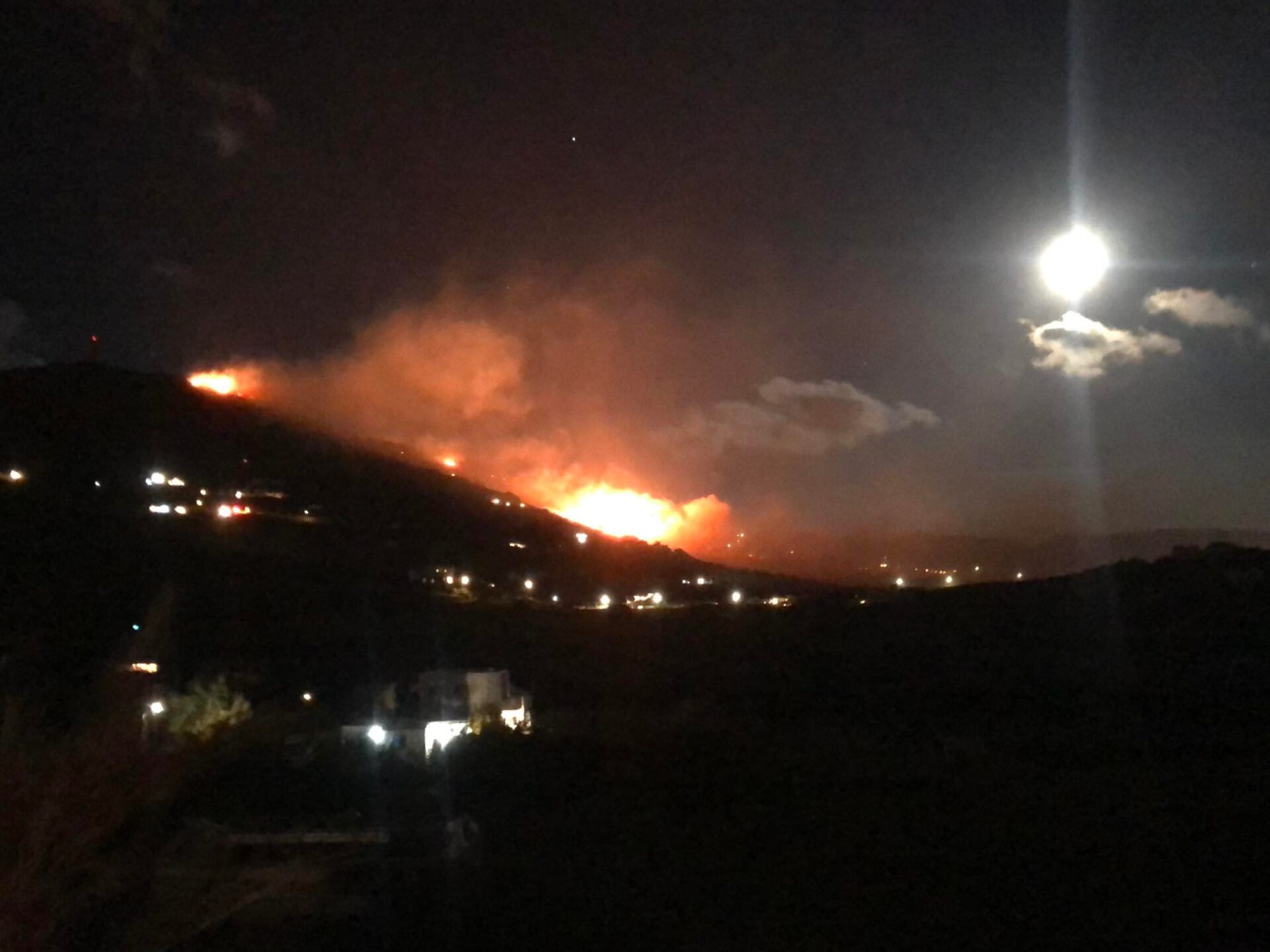 Φωτιά τώρα Τήνος: Εκκενώθηκαν προληπτικά 3 οικισμοί