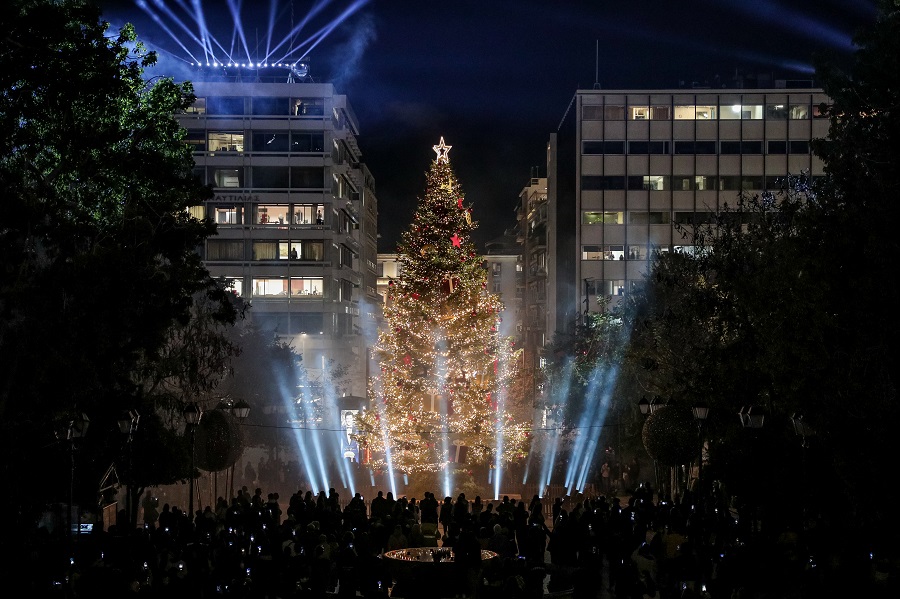 Φωταγωγήθηκε το χριστουγεννιάτικο δέντρο στο Σύνταγμα (pics&vids)
