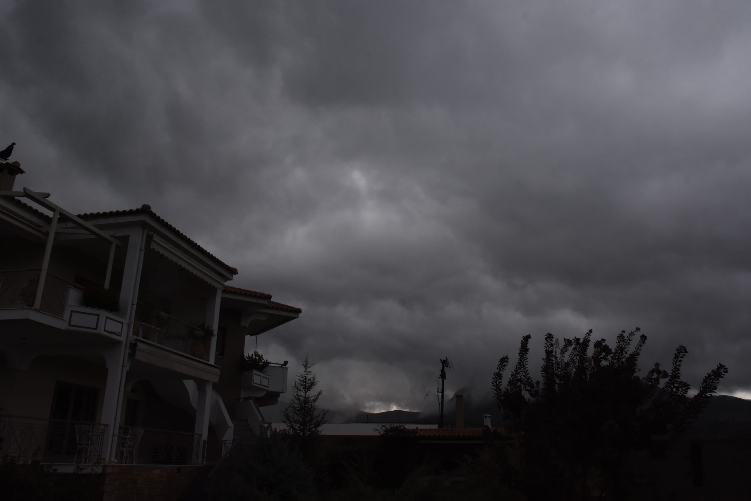 Καιρός: Έντονα φαινόμενα «χτυπούν» Θεσσαλία- Στερεά- Εύβοια – Καταιγίδες στην Αττική