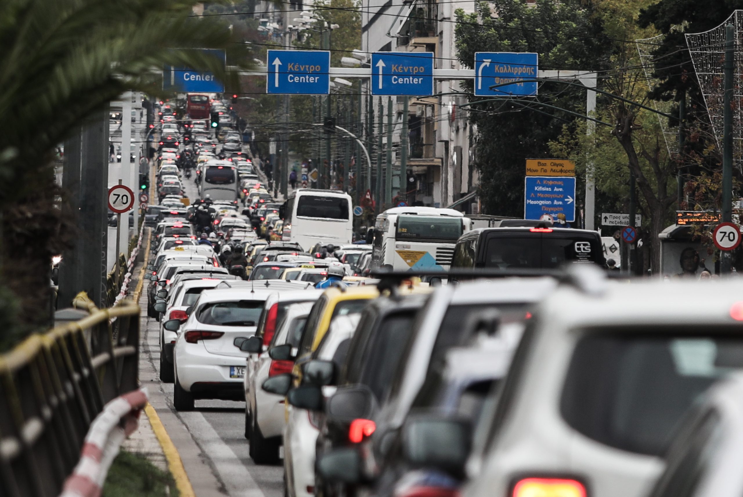 Κίνηση στους δρόμους: Χαμηλές ταχύτητες σε Εθνική, Κηφισό, Λεωφ. Αλεξάνδρας και Μεσογείων