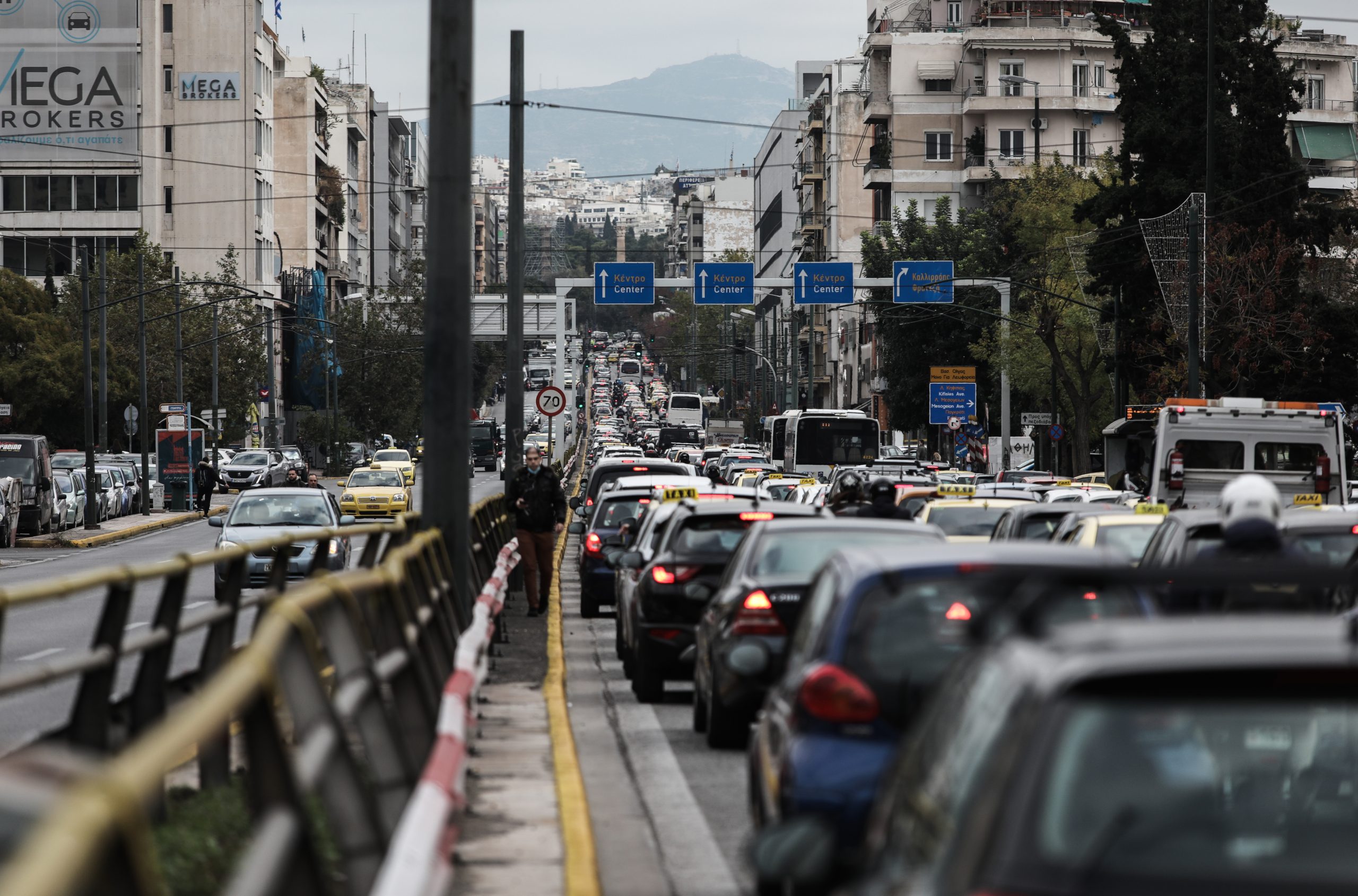 Κίνηση στους δρόμους: Δύο τροχαία και μποτιλιάρισμα στην Αθήνα – Δείτε πού