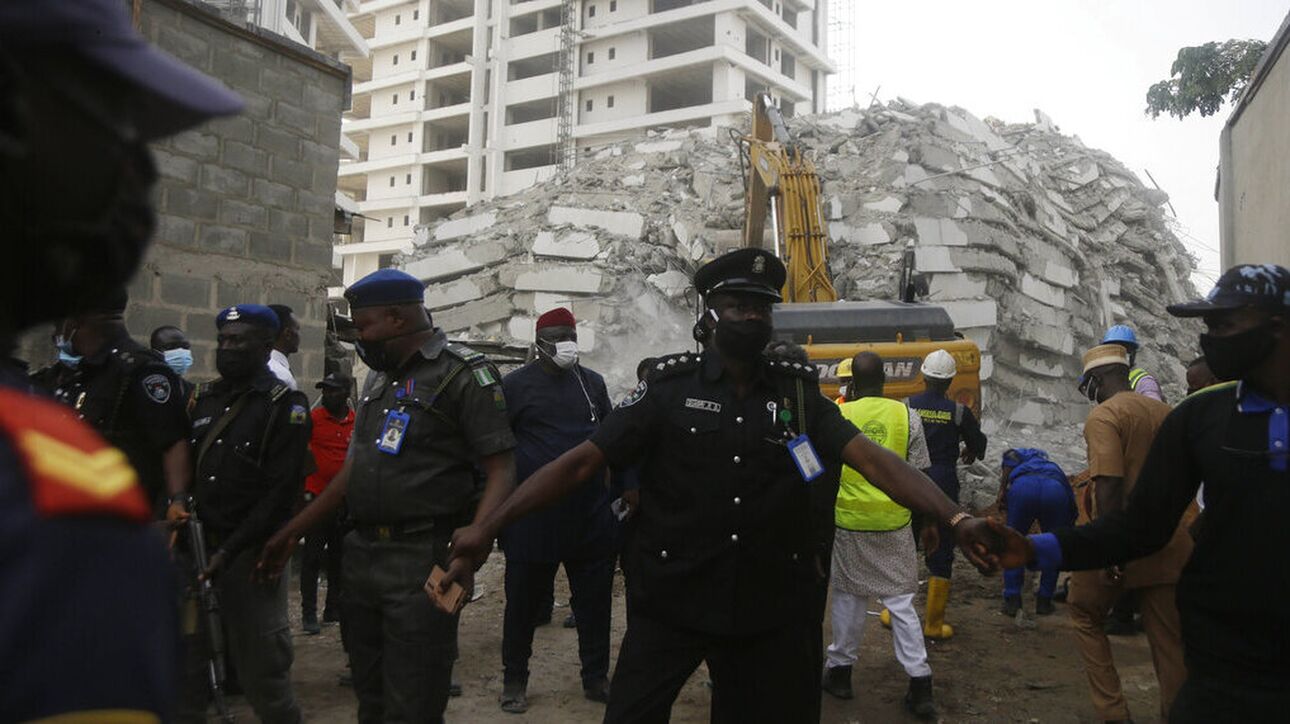 Νιγηρία: Τουλάχιστον τρεις νεκροί, δεκάδες τραυματίες και εγκλωβισμένοι από κατάρρευση ουρανοξύστη (vids)