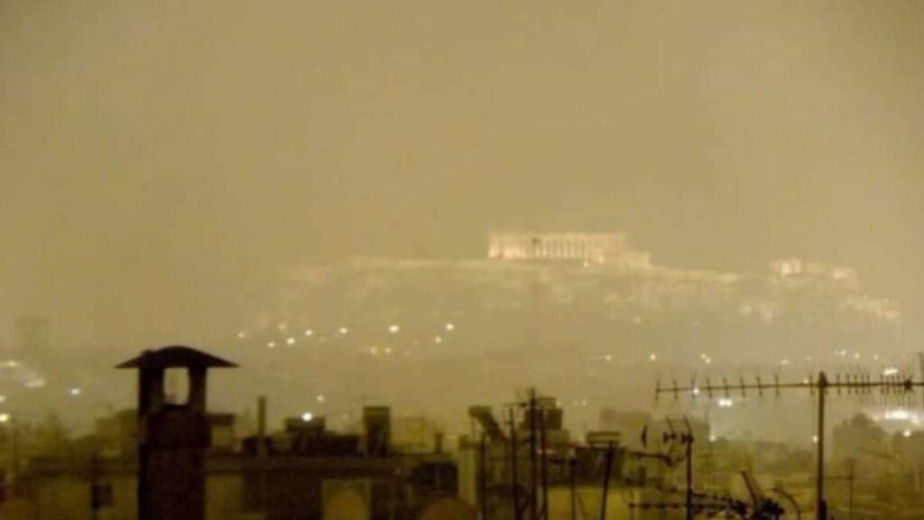Πυκνή ομίχλη κάλυψε την Αθήνα και άλλες πόλεις – Προβλήματα σε πτήσεις