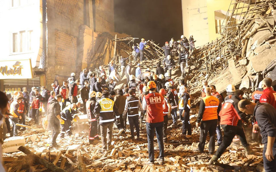 Τουρκία: Κατέρρευσε κτίριο στη Μαλάτια – Τουλάχιστον 10 εγκλωβισμένοι (vids)