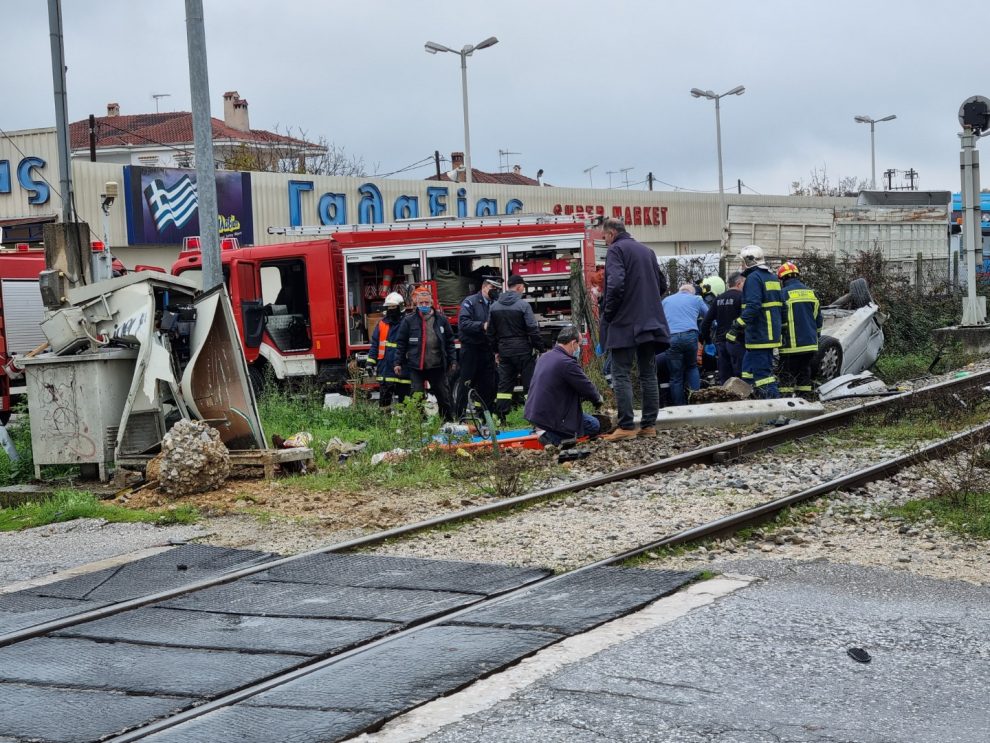 Τρίκαλα: Τρένο παρέσυρε αυτοκίνητο σε διάβαση (vid)