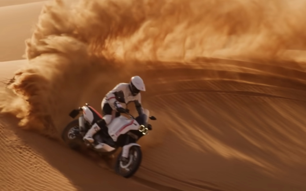 Μαγεία! Ducati DesertX 2022 – Σύγχρονο on-off με αναφορές στο παρελθόν (video)