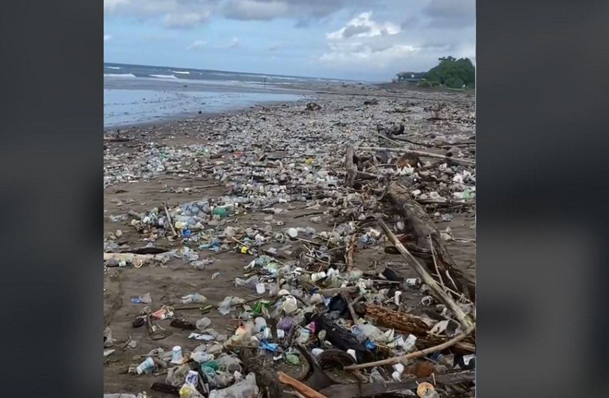 Εικόνες θλίψης στο Μπαλί! Παραλία «θάφτηκε» από πλαστικά σκουπίδια (video)