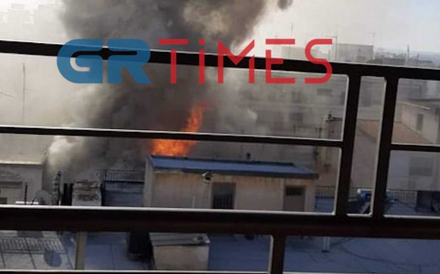 Θεσσαλονίκη: Απίστευτες εικόνες από φωτιά σε σπίτι στο Κορδελιό (vids)