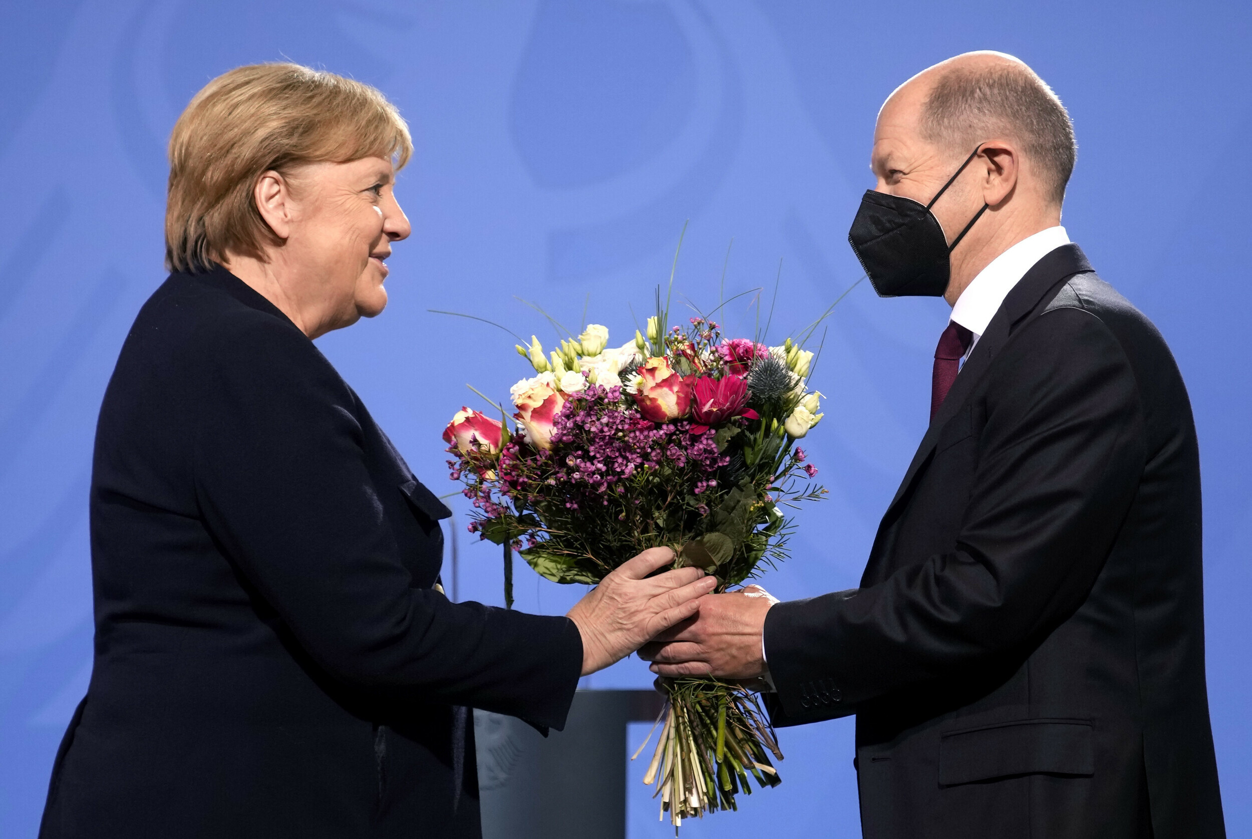 Τέλος εποχής στη Γερμανία: Η Μέρκελ παρέδωσε τα κλειδιά της Καγκελαρίας στον Σολτς