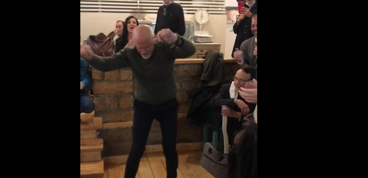 Ο Γιώργος Παπανδρέου… μεράκλωσε! Το ζεϊμπέκικο μετά την βαριά ήττα από Ανδρουλάκη (video)